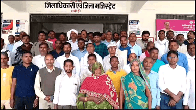 ज्ञानपुर: भदोही में सफाई कर्मी नियुक्ति की मांग को लेकर अभ्यर्थियों ने डीएम को सौंपा पत्रक