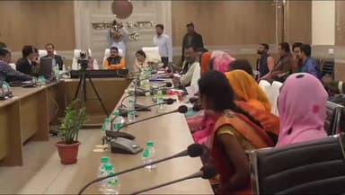 सिंगरौली: सिंगरौली में केंद्रीय कोयला एवं खनिज राज्य मंत्री सतीश दुबे ने प्रमुख अधिकारियों के साथ बैठक की और दिशा-निर्देश दिए