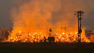 कैथल: गांव फिरोज़पुर में पराली की गाठों में लगी आग, लाखों रुपये की पराली जलकर राख