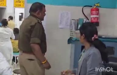 रायबरेली: झांसी की घटना से जागे अग्निशमन विभाग ने शहर के जिला महिला अस्पताल में आग से बचने के तरीके स्वास्थ्य कर्मियों को बताए