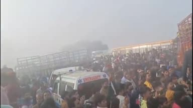 बरेली: भोजीपुरा थाना क्षेत्र के जादोपुर क्रॉसिंग के पास घने कोहरे के कारण एक दर्जन वाहन आपस में टकराए, दो दर्जन लोग घायल