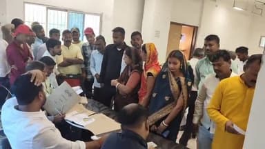 झाझा: धमना पंचायत से विनय कुमार राव ने प्रखंड कार्यालय झाझा पहुंचकर पैक्स अध्यक्ष के लिए नामांकन पत्र भरा