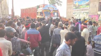 निवाड़ी: खाद की कमी से परेशान किसानों ने पृथ्वीपुर कृषि उपज मंडी के सामने किया चक्का जाम