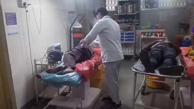 कटनी नगर: कटनी में मील के पत्थर से टकराई तेज रफ़्तार बाइक, दो युवक हुए घायल; ज़िला अस्पताल में कराया गया भर्ती