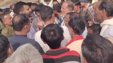 निवाड़ी: निवाड़ी खाद वितरण केंद्र के बाहर किसानों ने लगाया जाम, खाद की समस्या से परेशान