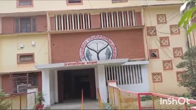 मिर्ज़ापुर: कटरा कोतवाली के पॉलिटेक्निक कॉलेज में ईवीएम मशीन की सुरक्षा में पुलिस के साथ सपा और बसपा के कार्यकर्ताओं की निगरानी