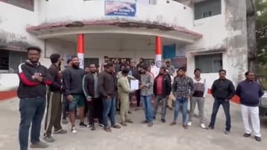 कांके: रांची के पिठौरिया थाने का ग्रामीणों ने किया घेराव, अपराधी सुजाउद्दीन अंसारी की गिरफ्तारी की मांग