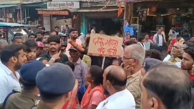 अकलतरा: अकलतरा के शास्त्री चौक में वार्ड 1 और 2 के लोगों ने चक्काजाम किया, शराब की अवैध बिक्री पर कार्रवाई न करने का आरोप