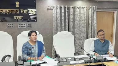 बक्सर: कलेक्ट्रेट सभाकक्ष में आंतरिक संसाधन की समीक्षा बैठक में अपर समाहर्ता ने राजस्व वसूली में तेजी लाने के दिए निर्देश