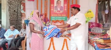 श्रद्धेय नेता जी श्री मुलायम सिंह यादव जी की जयंती पर आज समाजवादी पार्टी पिछड़ा प्रकोष्ठ के प्रदेश सचिव संतोष कुमार गोंड जी अपने  आवास पर गरीब असहाय लोगों को कंबल वितरण किये ।