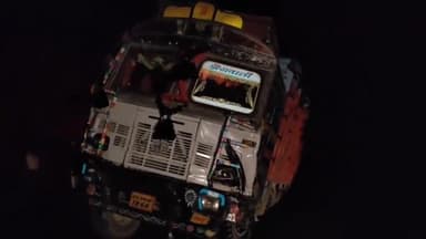 बिंद: जखौर मोड़ के पास सीमेंट से भरी ट्रक गड्ढे में फंसी, लंबा जाम लगा