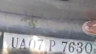 रामपुर: दून्दावाला के पास तेज रफ्तार मारुति कार ने बाइक को मारी टक्कर, बाइक सवार युवक का टूटा पैर व कार खाई में गिरी