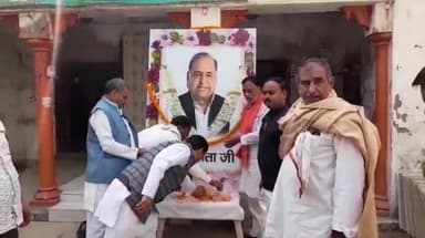 अर्दली बाजार स्थित सपा के कैंप कार्यालय पर मनाई गई मुलायम सिंह यादव की जयंती