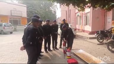 रायबरेली: जिला अस्पताल में सिक्योरिटी इंचार्ज ने सुरक्षा कर्मियों को आग से बचने और बचाने का दिया प्रशिक्षण