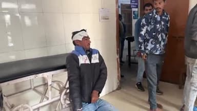 टीकमगढ़: भड़रा वन चौकी के समीप सड़क हादसे में दो लोग हुए घायल, एंबुलेंस से पहुंचाया गया जिला अस्पताल