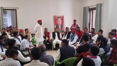 कन्नौज: नसरापुर स्थित सपा कार्यालय पर सपा संस्थापक मुलायम सिंह यादव की जयंती मनाई गई