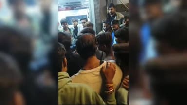 छेड़छाड़ करने वाले युवकों को युवतियों ने सिखाया सबकः चप्पलों से की पिटाई, वीडियो वायरल