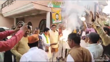 मिर्ज़ापुर: भारतीय जनता पार्टी के जिला कार्यालय बरौंधा कचार में कार्यकर्ताओं ने भाजपा की जीत पर पटाखा फोड़कर मनाया जश्न