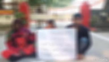 मिर्ज़ापुर: पड़री थाना क्षेत्र के एक गांव की पीड़ितों ने कलेक्ट्रेट में धरना देकर जिलाधिकारी से नाबालिक पुत्री को ढूंढने की मांग की