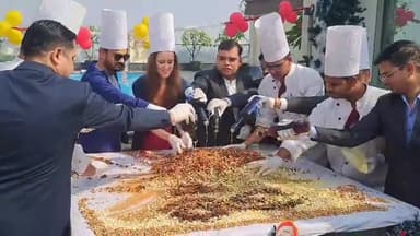 झांसी: होटल सरोवर में केक मिक्सिंग सेरेमनी का आयोजन किया गया