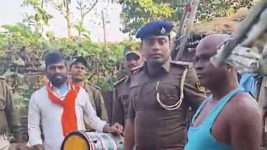 सिकटी: कुआड़ी थाना पुलिस ने पुराने मामले के वारंटी के घर कुर्की जब्ती के लिए डूगडुगी बजाकर इश्तहार चिपकाया