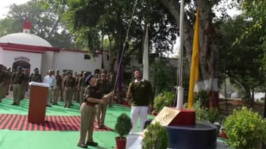 झांसी: पुलिस झण्डा दिवस के अवसर पर वरिष्ठ पुलिस अधीक्षक ने पुलिस लाइन में ध्वजारोहण कर पुलिस ध्वज को दी सलामी