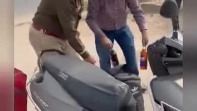 ਖਰੜ: ਖਰੜ ਵਿਖੇ ਬਨੂੜ ਲਾਂਡਰਾ ਰੋਡ ਤੇ ਐਕਸਸਾਈਜ ਵਿਭਾਗ ਦੀ ਟੀਮ ਵੱਲੋਂ ਦੋ ਨੌਜਵਾਨਾਂ ਨੂੰ 48 ਬੋਤਲ ਨਜਾਇਜ਼ ਸ਼ਰਾਬ ਸਮੇਤ ਕੀਤਾ ਕਾਬੂ