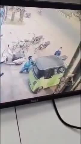 मेरठ: मोहद्दीनपुर में बैंक के बाहर खड़ी मोटरसाइकिल हुई चोरी, घटना का सीसीटीवी वीडियो हुआ वायरल