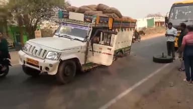 निवाड़ी: पृथ्वीपुर के निवाड़ी रोड पर क्रॉसिंग के दौरान चलती पिकअप का पहिया निकला, बड़ा हादसा टला