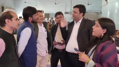 कांके: पंडरा में मतगणना स्थल पर मीडिया सेंटर का उपायुक्त ने लिया जायजा