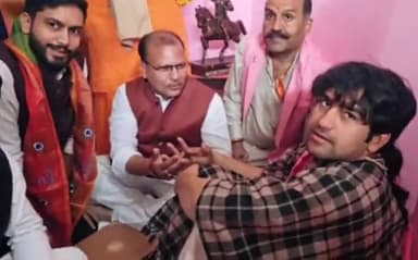 निवाड़ी: निवाड़ी विधायक अनिल जैन ने पंडित धीरेंद्र कृष्ण शास्त्री की यात्रा में लिया भाग, महू सहानिया में लिया आशीर्वाद