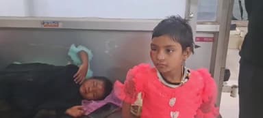 निवाड़ी: पृथ्वीपुर मंडी के सामने पिकअप से टकराई बाइक, पति-पत्नी और दो बच्चे घायल