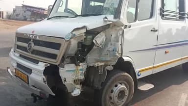 कैथल: कस्बा कलायत में रोडवेज बस और ट्रेवल बस की टक्कर, यात्री बाल-बाल बचे