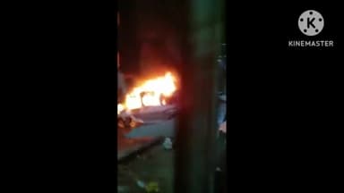 खुरई: सुभाष वार्ड में श्रद्धालुओं को उतारने के बाद टेम्पो ट्रेवलर में लगी आग, टला बड़ा हादसा