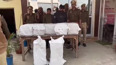 मुगलसराय: गोधना चौराहा के पास पुलिस ने एक बस से लगभग ₹265000 के अवैध शराब के साथ दो तस्करों को किया गिरफ्तार