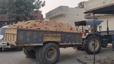 पूरनपुर: शेरपुर रोड पर ईट भट्टे से राविस लेकर जा रही दो ट्रैक्टर ट्रालियों को तहसील प्रशासन ने अवैध खनन बताकर पकड़ा