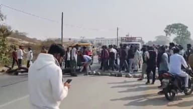 निवाड़ी: निवाड़ी रेलवे स्टेशन के पास किसानों का जाम प्रशासनिक अधिकारियों के आश्वासन पर खुला