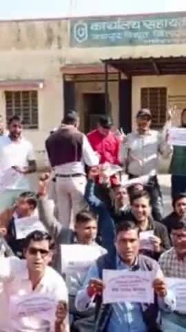 आमेर: मनोहरपुर के सहायक अभियंता कार्यालय पर विद्युत निगम का निजीकरण का कार्मिकों ने किया विरोध
