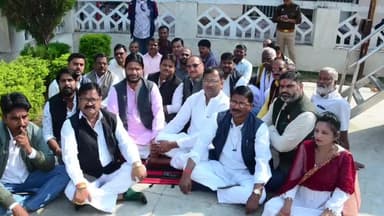 झांसी: प्रदेश सरकार को जगाने और दोषियों के खिलाफ कार्रवाई की मांग को लेकर गांधी उधान में कांग्रेसियों ने मौन धरना दिया