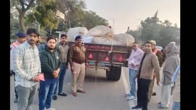 कैथल: सड़क हादसों पर रोकथाम के लिए यातायात पुलिस ने कैथल के बस स्टैंड पर वाहनों पर रिफ्लेक्टर टेप लगाए