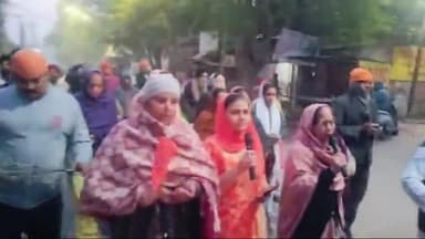 करछना: गुरु नानक देव जी के 556वें प्रकाश उत्सव के उपलक्ष में नैनी गुरुद्वारा संगत ने निकाली प्रभात फेरी