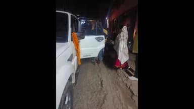 पांकी: पांकी-मेदनीनगर मुख्य पथ पर अचेत पड़े व्यक्ति को पूर्व जिला परिषद सदस्य लवली गुप्ता ने पहुंचाया मेदिनीनगर अस्पताल