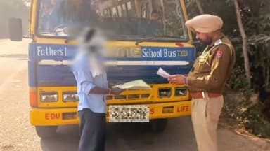 ਡੇਰਾਬਸੀ: ਡੇਰਵਾਸੀ ਟਰੈਫਿਕ ਪੁਲਿਸ ਵੱਲੋਂ ਨਿਯਮਾਂ ਦੀ ਉਲੰਘਨਾ ਕਰਨ ਤੇ ਚਾਰ ਸਕੂਲੀ ਬੱਸਾਂ ਸਮੇਤ ਡੇਢ ਦਰਜਨ ਵਾਹਨਾਂ ਦੇ ਕੱਟੇ ਗਏ ਚਲਾਨ