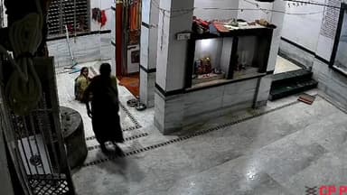 झांसी: शहर कोतवाली थाना क्षेत्र के एक मंदिर में प्रार्थना कर रही महिला के साथ दूसरी महिला ने की मारपीट, वीडियो सीसीटीवी में कैद