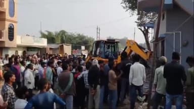 गुनौर: ककरहटी में शासकीय भूमि पर PM आवास योजना के तहत बने मकान को प्रशासन ने किया ध्वस्त, लोगों ने सवाल किए खड़े