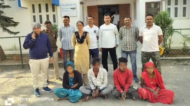 कसरावद: बलकवाड़ा पुलिस ने मुस्कान अभियान के तहत 2 नाबालिग बालिकाओं को ढूँढ़ निकाला और परिवार को सौंपा