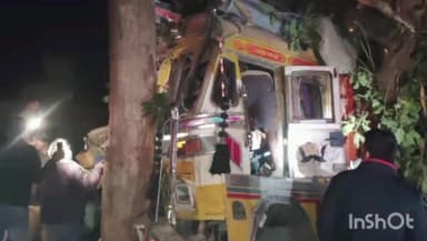 मड़िहान: राजगढ़ थाना क्षेत्र के ददरा गांव में अनियंत्रित ट्रक सड़क किनारे महुआ के पेड़ से टकराया, ट्रक चालक गंभीर रूप से घायल