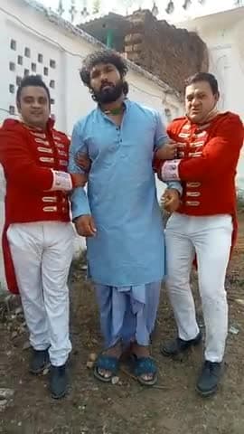 हैदर अली एक्टर फिल्म की शूटिंग के दौरान फिल्म के हीरो के साथ अंग्रेज पुलिस के रोल मे