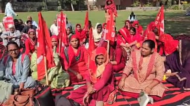 झज्जर: कच्चे कर्मचारियों को पक्का करने की मांग को लेकर लघु सचिवालय में आशा वर्करों ने सरकार के खिलाफ किया प्रदर्शन