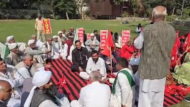 झज्जर: लघु सचिवालय में किसानों ने सरकार के खिलाफ किया विरोध प्रदर्शन, राष्ट्रपति के नाम उपायुक्त को सौंपा ज्ञापन